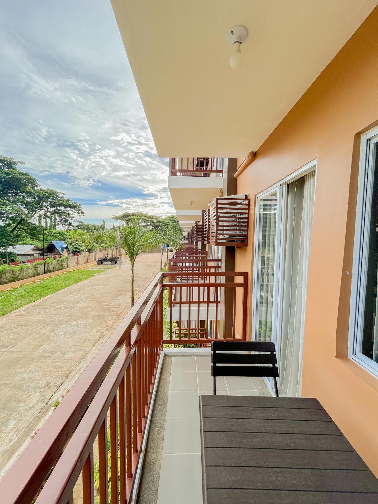 2 Bedroom And Studio Apartments With Private Pool And Gym In Vista Manors Verdant Puerto Princesa Kültér fotó